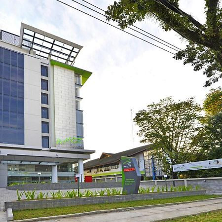 Whiz Prime Hotel Khatib Sulaiman Padang Exterior foto