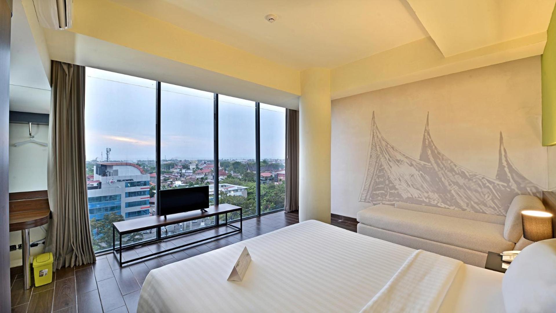 Whiz Prime Hotel Khatib Sulaiman Padang Exterior foto