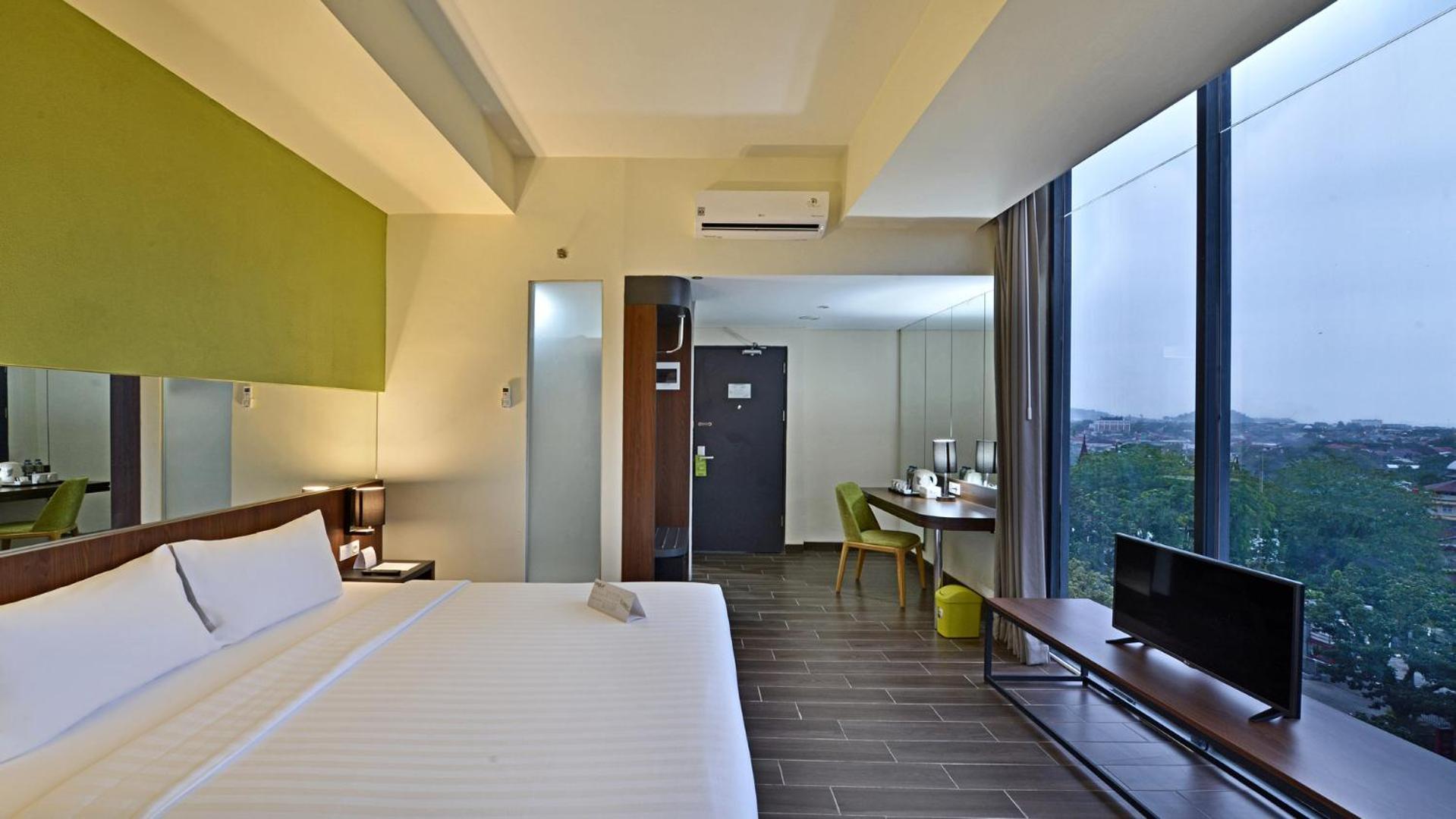 Whiz Prime Hotel Khatib Sulaiman Padang Exterior foto