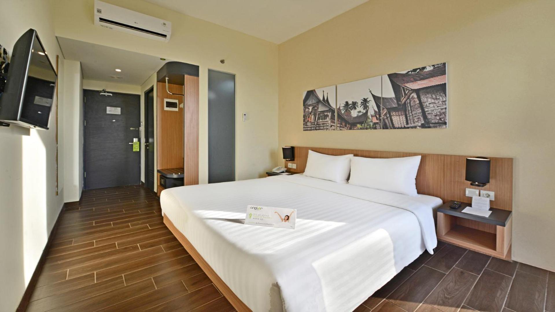 Whiz Prime Hotel Khatib Sulaiman Padang Exterior foto
