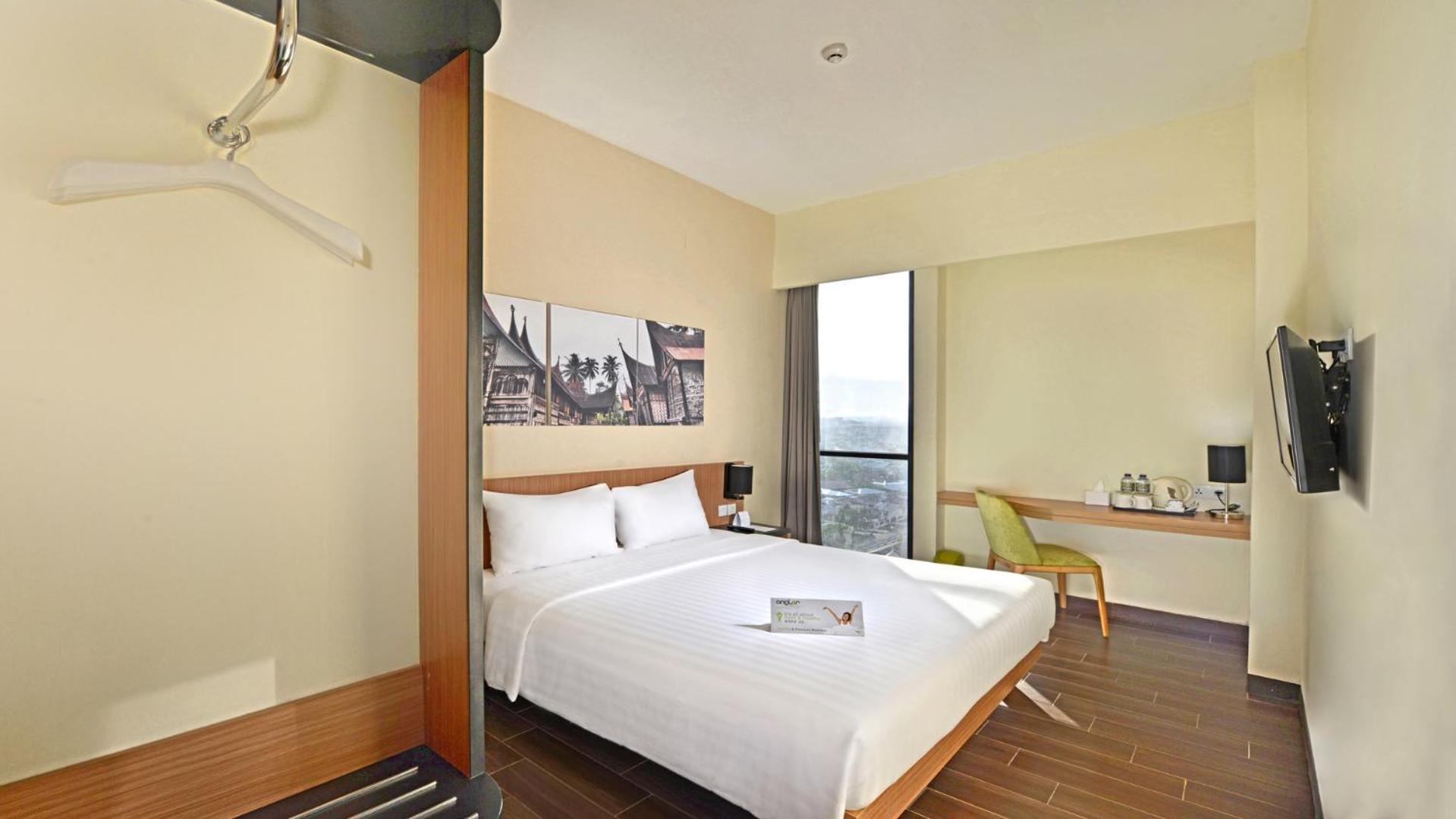 Whiz Prime Hotel Khatib Sulaiman Padang Exterior foto