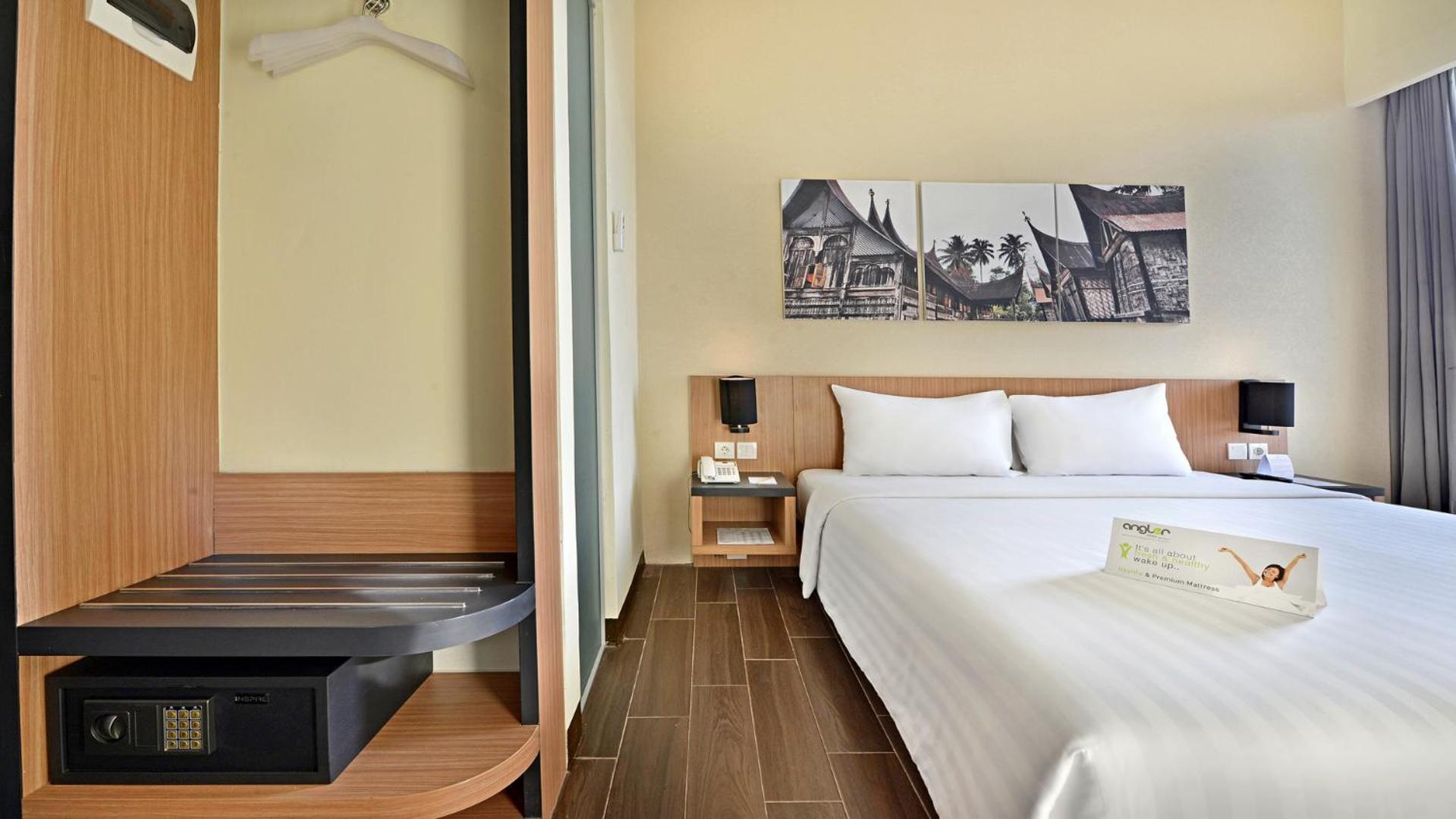 Whiz Prime Hotel Khatib Sulaiman Padang Exterior foto